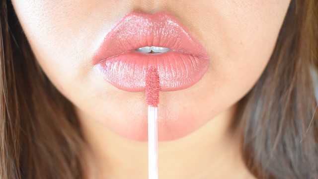 Pouty Pink Lip Fetish: Touching up my Lipgloss